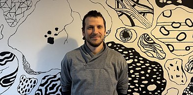 Tancerz prowadzi zajęcia ruchowe na oddziale psychiatrycznym