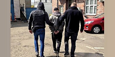 Leżał na poboczu jezdni. Po otrzymaniu pomocy zaatakował ratowników