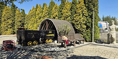 Emeryci górniczy remontują kapliczkę, bo im się chce