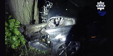 Groźny wypadek w Radzionkowie. Nocną jazdę BMW zakończyło na drzewie
