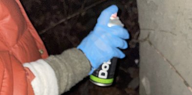 Chciał coś napisać na murze. Radosną twórczość przerwało hasło „POLICJA!”