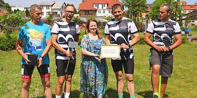 Na rowerach odwiedzają zaprzyjaźnione miasta
