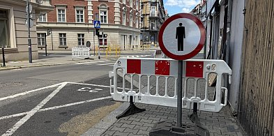 Zamknięty chodnik i wyłączone przejścia dla pieszych w Śródmieściu