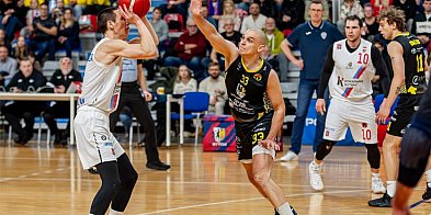 Dramatyczne derby pod koszem z pięknym zakończeniem