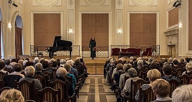 Poeta w salonie-31524