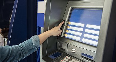 Oszust złapany przy bankomacie-32182