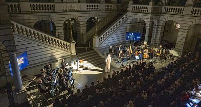 Mała święta, morderca i muzyka nowa w sądzie-32362