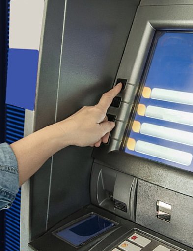 Oszust złapany przy bankomacie-32182