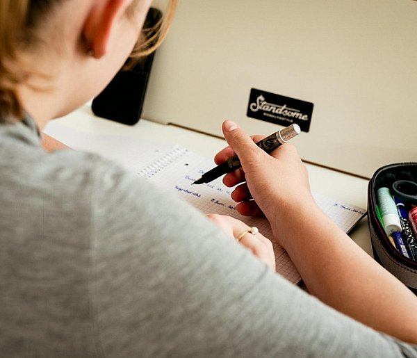 Obowiązkowe prace domowe wrócą do szkół? Polacy mówią jasno-29890