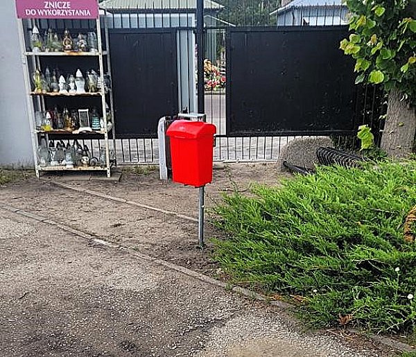 Widzisz taki pojemnik na cmentarzu. Oto, do czego służy-30598