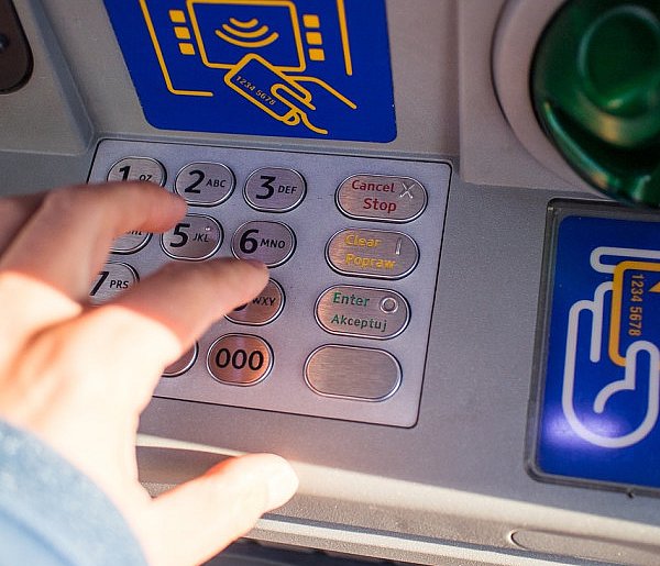 Z kont znikały pieniądze. Policja i bank badają ogólnopolski incydent-30706