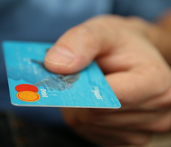 Fiskus skontroluje płatności kartą Polaków? Resort zabiera głos-31215