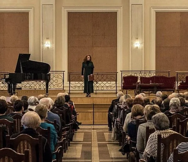 Poeta w salonie-31524