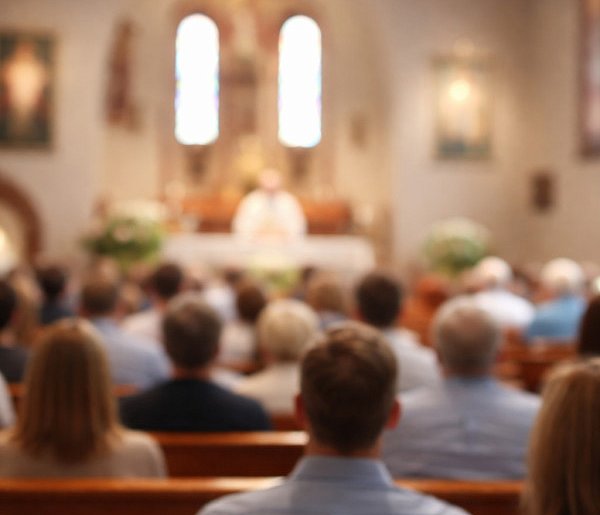 Ilu Polaków naprawdę chodzi do kościoła? Jedna statystyka szokuje-31773