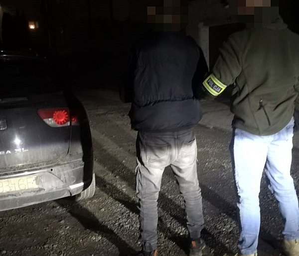 Wpadł przez tekturową tablicę-31788