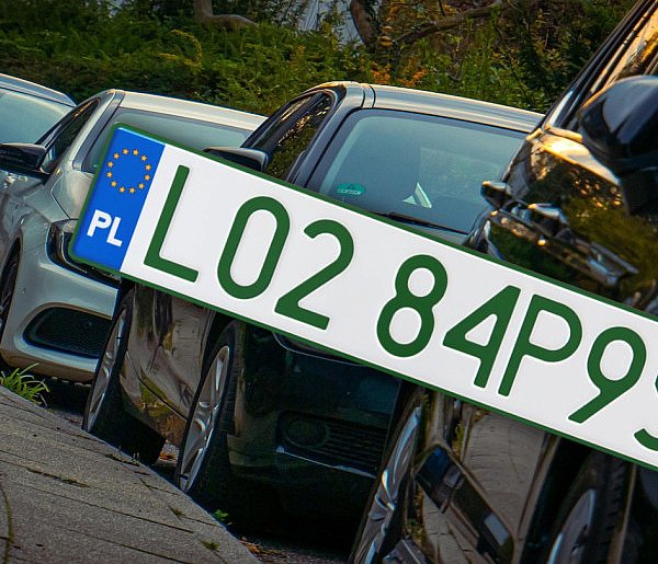 Tablice z zielonymi napisami na kolejnych autach. Nie chodzi o "elektryki"-31902