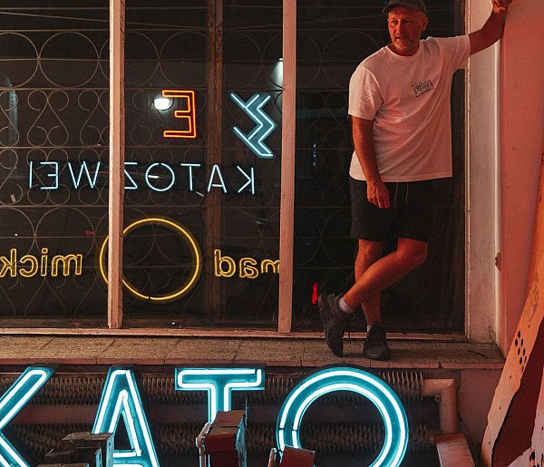 Człowiek, który kocha neony-31942