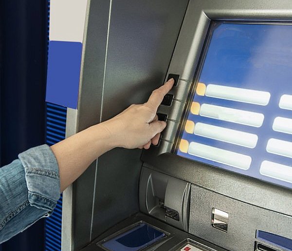 Oszust złapany przy bankomacie-32182