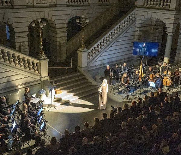 Mała święta, morderca i muzyka nowa w sądzie-32362