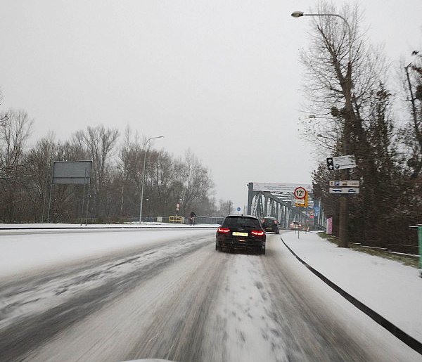Poważne zagrożenie na drogach. Kierowcy często o tym zapominają-32407