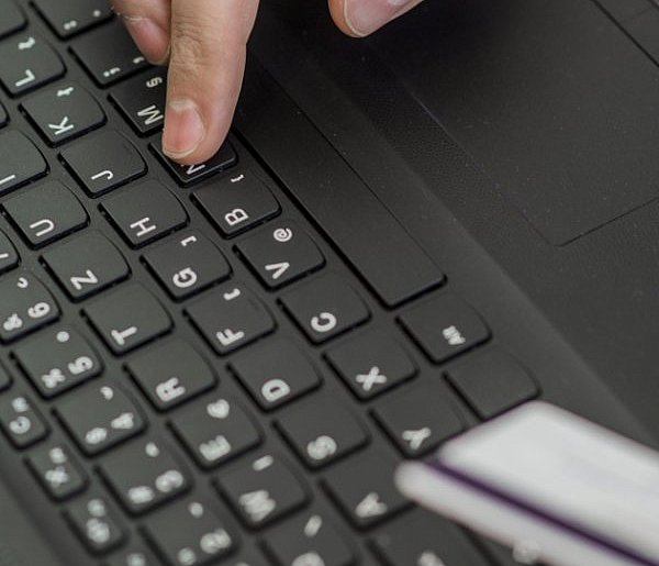 Niby instalator, a złodziej