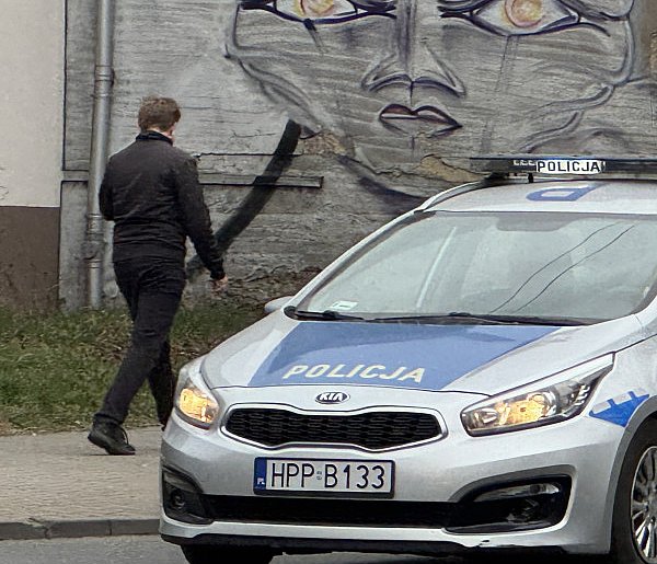 78-latek bez prawa jazdy uszkodził kilka samochodów na bytomskim parkingu