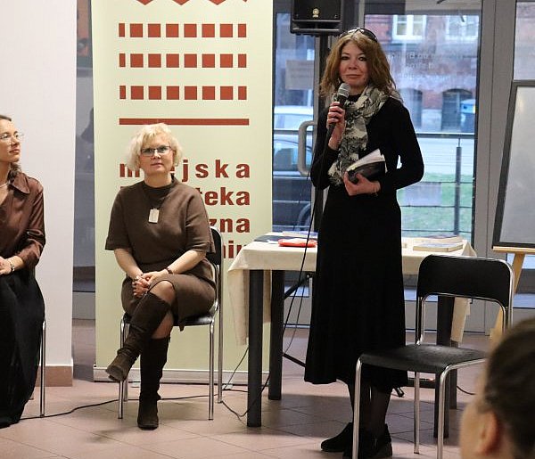 Poezja, wiosna i fotografie w miejskiej bibliotece