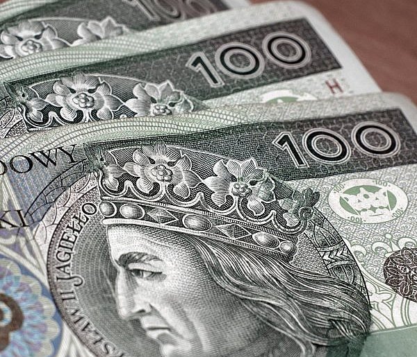 Państwo dopłaca 240 zł. Pieniądze właśnie trafiają na konta Polaków