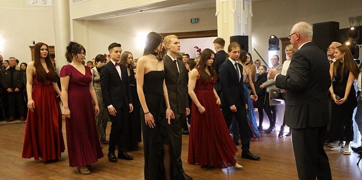 Tradycyjna szkolna uroczystość czy święto lansu?