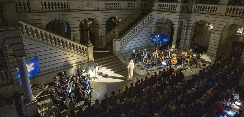 Mała święta, morderca i muzyka nowa w sądzie