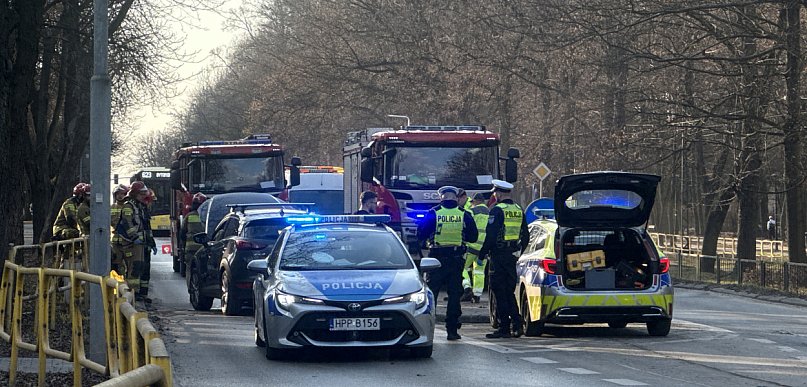 Czołowe zderzenie dwóch pojazdów na ul. Wrocławskiej w Bytomiu