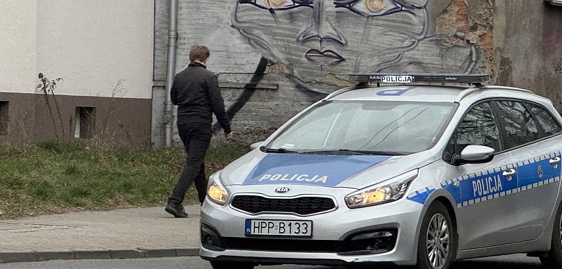 78-latek bez prawa jazdy uszkodził kilka samochodów na bytomskim parkingu