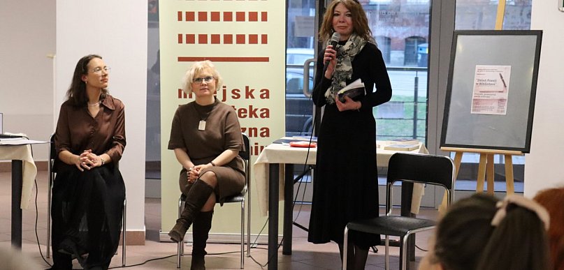 Poezja, wiosna i fotografie w miejskiej bibliotece