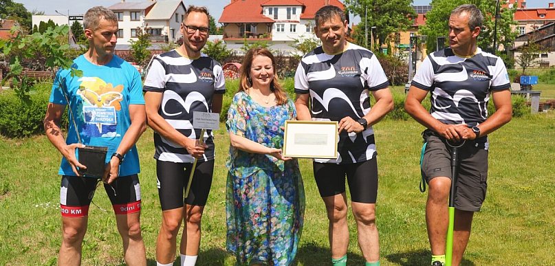 Na rowerach odwiedzają zaprzyjaźnione miasta