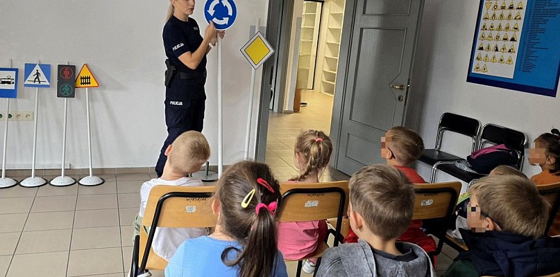 Policjanci uczą najmłodszych jak zachować się na drodze - 29973