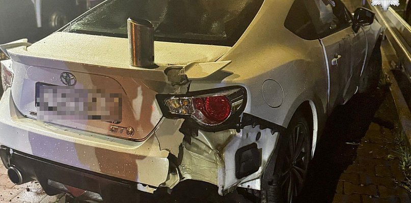 Rozpędzone auto staranowało znaki drogowe  - 30330