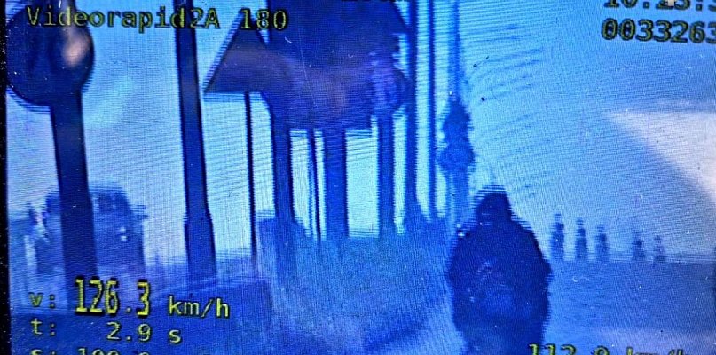 Pędził 126 km/h na motocyklu przez miasto - 30956