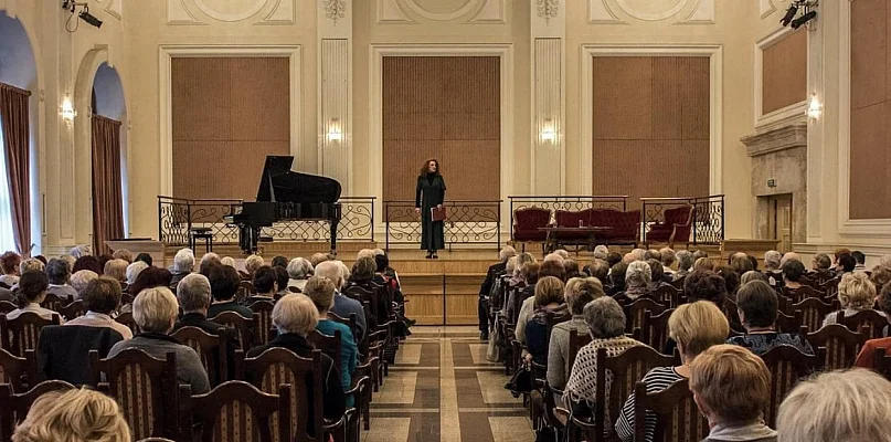 Poeta w salonie - 31524