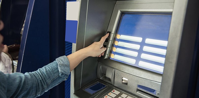 Oszust złapany przy bankomacie - 32182