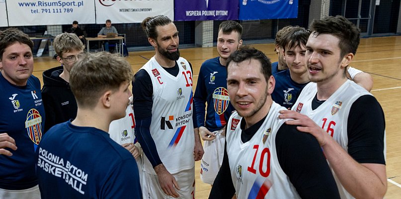 Liderzy zagrali na remis pod koszem