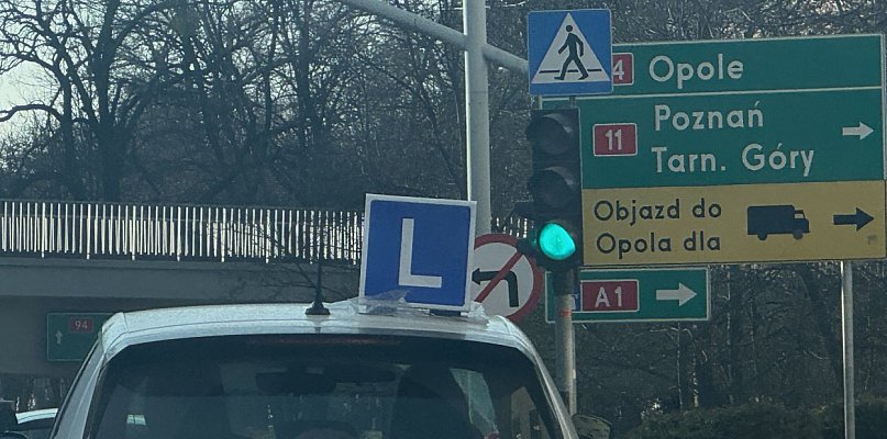 Ile kosztuje podstawowy kurs prawa jazdy kategorii B w Bytomiu?