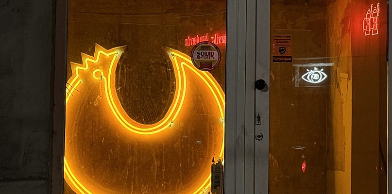 W Bytomiu świeci kolejny neon. Tym razem żółty kurczak