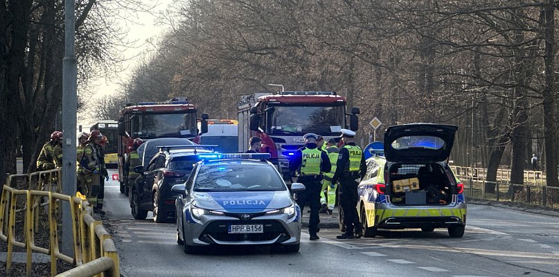 Czołowe zderzenie dwóch pojazdów na ul. Wrocławskiej w Bytomiu
