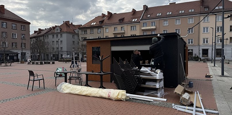 Inaguracja sezonu plenerowego. Na bytomskim Rynku powstaje pierwszy ogródek