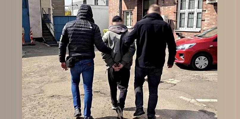 Leżał na poboczu jezdni. Po otrzymaniu pomocy zaatakował ratowników