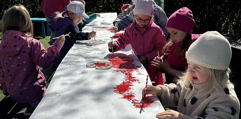 Bytomskie przedszkolaki w akcji „Tworzymy Najdłuższą Flagę Polski”