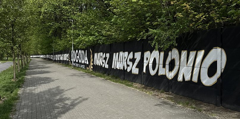 Marsz Polonii na promenadzie w Rozbarku. To najdłuższe graffiti w okolicy