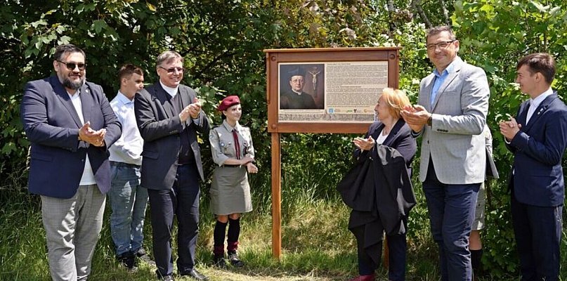 Tablica na Szkale przypomina o wyjątkowym księdzu