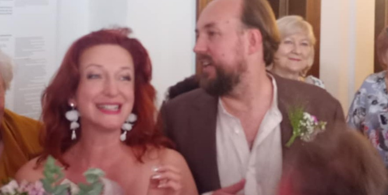 Poznali się w teatrze, pobrali na scenie    