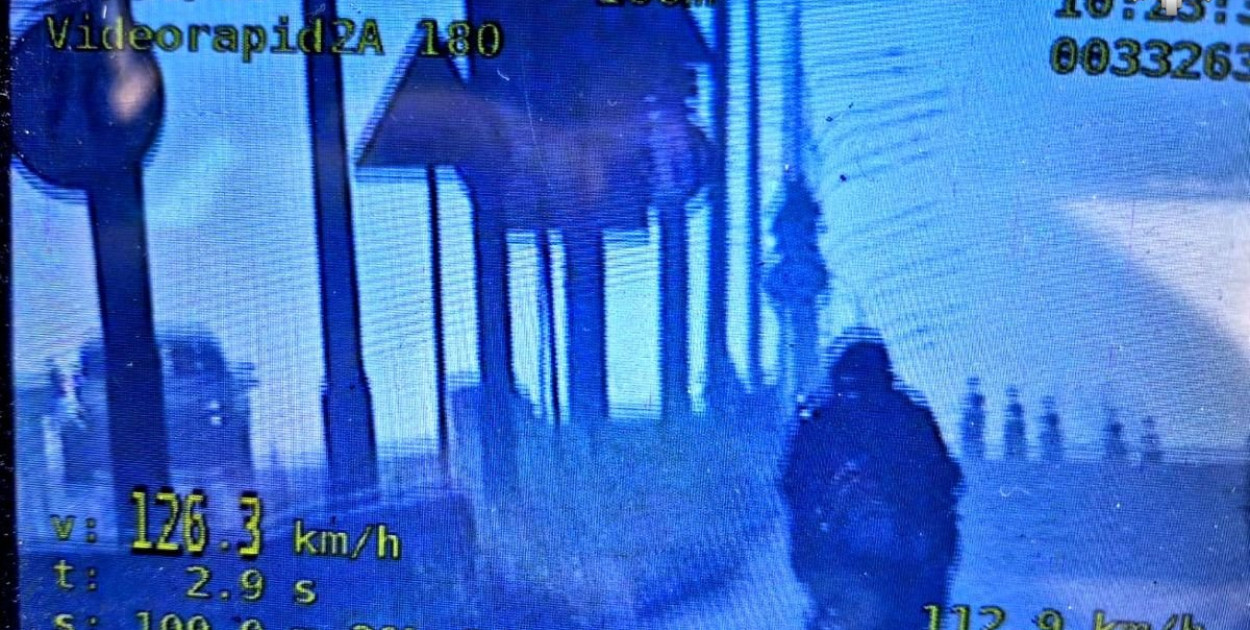 Zdjęcie z kamery, na której widać motocykl i zarejestrowaną prędkość